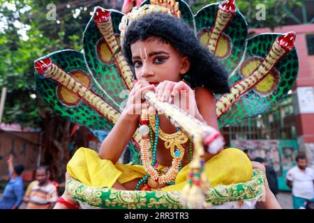 Dhaka, Bangladesh. 6 settembre 2023. Gli indù bengalesi prendono parte a una colorata processione mentre celebrano Janmashtami, che segna la nascita del dio indù Lord Krishna, a Dacca, Bangladesh, il 6 settembre 2023. (Immagine di credito: © Suvra Kanti Das/ZUMA Press Wire) SOLO USO EDITORIALE! Non per USO commerciale! Foto Stock