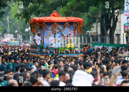 Dhaka, Bangladesh. 6 settembre 2023. Gli indù bengalesi prendono parte a una colorata processione mentre celebrano Janmashtami, che segna la nascita del dio indù Lord Krishna, a Dacca, Bangladesh, il 6 settembre 2023. (Immagine di credito: © Suvra Kanti Das/ZUMA Press Wire) SOLO USO EDITORIALE! Non per USO commerciale! Foto Stock