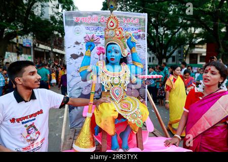 Dhaka, Bangladesh. 6 settembre 2023. Gli indù bengalesi prendono parte a una colorata processione mentre celebrano Janmashtami, che segna la nascita del dio indù Lord Krishna, a Dacca, Bangladesh, il 6 settembre 2023. (Immagine di credito: © Suvra Kanti Das/ZUMA Press Wire) SOLO USO EDITORIALE! Non per USO commerciale! Foto Stock