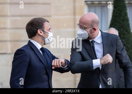 201113 -- PECHINO, 13 novembre 2020 -- il presidente francese Emmanuel Macron L dà il benvenuto al presidente del Consiglio europeo Charles Michel in vista del terzo Forum di pace di Parigi all'Elysee Palace di Parigi, in Francia, 12 novembre 2020. Foto di /Xinhua XINHUA FOTO DEL GIORNO AurelienxMorissard PUBLICATIONxNOTxINxCHN Foto Stock