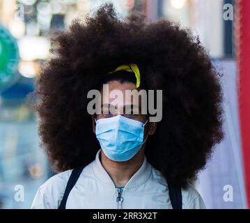 201113 -- PECHINO, 13 novembre 2020 -- Un uomo che indossa una maschera facciale si vede a Toronto, in Canada, il 12 novembre 2020. Il numero totale di casi di COVID-19 in Canada ha raggiunto 280.002 a partire da giovedì a mezzogiorno, secondo CTV. Foto di /Xinhua XINHUA FOTO DEL GIORNO ZouxZheng PUBLICATIONxNOTxINxCHN Foto Stock