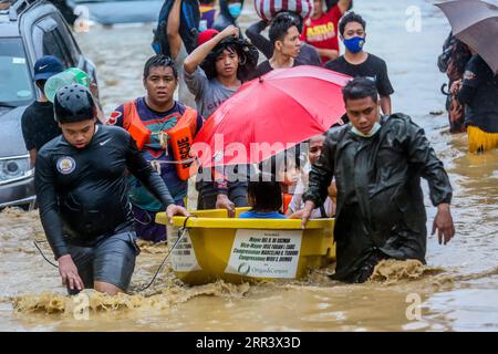 201113 -- PECHINO, 13 novembre 2020 -- i soccorritori della polizia nazionale filippina PNP evacuano i residenti dall'inondazione portata dal tifone Vamco a Manila, nelle Filippine, il 12 novembre 2020. Il tifone Vamco, il terzo potente ciclone a battere le Filippine in 11 giorni, è atterrato mercoledì sera, ha scatenato venti feroci e intense piogge che hanno innescato frane, frane e inondazioni. XINHUA FOTO DEL GIORNO ROUELLExUMALI PUBLICATIONxNOTxINxCHN Foto Stock