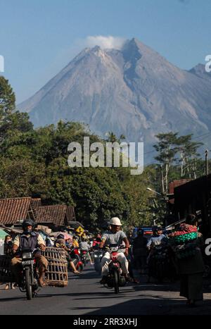 201113 -- KLATEN, 13 novembre 2020 -- Monte Merapi è visto da Klaten, Giava centrale, Indonesia, 13 novembre 2020. Il Merapi è il vulcano più attivo dell'Indonesia. Foto di /Xinhua INDONESIA-KLATEN-MOUNT MERAPI JulixNugroho PUBLICATIONxNOTxINxCHN Foto Stock