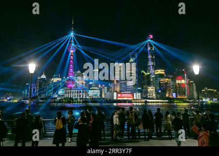 201114 -- PECHINO, 14 novembre 2020 -- i turisti si godono uno spettacolo di luci nell'area Lujiazui di Pudong, Shanghai, 12 novembre 2020. Quest'anno ricorre il 30° anniversario dell'annuncio della Cina di sviluppare e aprire il Pudong di Shanghai, che incarna i continui sforzi della Cina per approfondire le riforme e aprire le porte al mondo. XINHUA FOTO DEL GIORNO WangxXiang PUBLICATIONxNOTxINxCHN Foto Stock