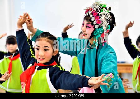 201114 -- PECHINO, 14 novembre 2020 -- un artista insegna un'opera tradizionale cinese a uno studente in una scuola nella contea di Ningjin, nella provincia dello Shandong della Cina orientale, 13 novembre 2020. XINHUA FOTO DEL GIORNO GuoxXulei PUBLICATIONxNOTxINxCHN Foto Stock