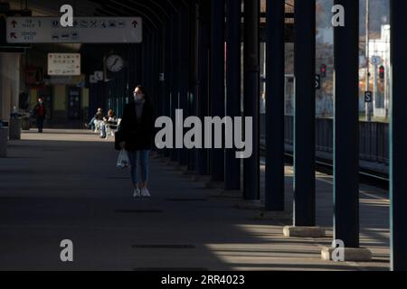 201114 -- LUBIANA, 14 novembre 2020 -- Un passeggero che indossa una maschera cammina alla stazione ferroviaria di Lubiana a Lubiana, Slovenia, 14 novembre 2020. Sabato la Slovenia ha segnalato 1.731 nuovi casi di COVID-19 nelle ultime 24 ore, portando il numero nazionale a 54.001, secondo i dati ufficiali. Il 12 novembre la Slovenia ha deciso di inasprire le sue misure restrittive per 14 giorni per frenare la diffusione del coronavirus, riportando il paese all'incirca al livello primaverile di confinamento. Foto di /Xinhua SLOVENIA-LJUBLJANA-COVID-19-CASES ZeljkoxStevanic PUBLICATIONxNOTxINxCHN Foto Stock