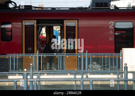 201114 -- LUBIANA, 14 novembre 2020 -- Un uomo disinfetta le mani alla stazione ferroviaria di Lubiana, in Slovenia, 14 novembre 2020. Sabato la Slovenia ha segnalato 1.731 nuovi casi di COVID-19 nelle ultime 24 ore, portando il numero nazionale a 54.001, secondo i dati ufficiali. Il 12 novembre la Slovenia ha deciso di inasprire le sue misure restrittive per 14 giorni per frenare la diffusione del coronavirus, riportando il paese all'incirca al livello primaverile di confinamento. Foto di /Xinhua SLOVENIA-LJUBLJANA-COVID-19-CASES ZeljkoxStevanic PUBLICATIONxNOTxINxCHN Foto Stock