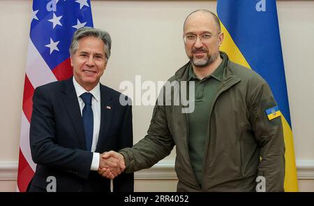 Kiev, Ucraina. 6 settembre 2023. Il Segretario di Stato DEGLI STATI UNITI Antony Blinken incontra il primo Ministro ucraino Denys Shmyhal a Kiev il 6 settembre 2023. Antony Blinken, il Segretario di Stato americano, ha fatto una visita senza preavviso a Kiev il 6 settembre 2023, per annunciare più di un miliardo di dollari in nuovi aiuti all'Ucraina. La visita è stata una dimostrazione di sostegno all'Ucraina, mentre continua la sua lenta controffensiva per riconquistare la terra dalla Russia. Foto da ucraino PM Ufficio Stampa/ credito: UPI/Alamy Live News Foto Stock