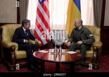 Kiev, Ucraina. 6 settembre 2023. Il Segretario di Stato DEGLI STATI UNITI Antony Blinken (L) incontra il primo Ministro ucraino Denys Shmyhal a Kiev, il 6 settembre 2023. Antony Blinken, il Segretario di Stato americano, ha fatto una visita senza preavviso a Kiev il 6 settembre 2023, per annunciare più di un miliardo di dollari in nuovi aiuti all'Ucraina. La visita è stata una dimostrazione di sostegno all'Ucraina, mentre continua la sua lenta controffensiva per riconquistare la terra dalla Russia. Foto dell'ufficio stampa ucraino PM/ credito: UPI/Alamy Live News Foto Stock
