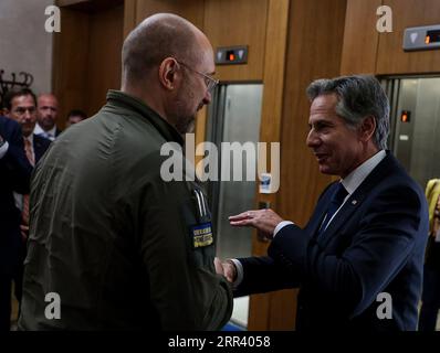 Kiev, Ucraina. 6 settembre 2023. Il Segretario di Stato DEGLI STATI UNITI Antony Blinken (R) incontra il primo Ministro ucraino Denys Shmyhal a Kiev, il 6 settembre 2023. Antony Blinken, il Segretario di Stato americano, ha fatto una visita senza preavviso a Kiev il 6 settembre 2023, per annunciare più di un miliardo di dollari in nuovi aiuti all'Ucraina. La visita è stata una dimostrazione di sostegno all'Ucraina, mentre continua la sua lenta controffensiva per riconquistare la terra dalla Russia. Foto dell'ufficio stampa ucraino PM/ credito: UPI/Alamy Live News Foto Stock