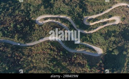 201115 -- YUPING, 15 novembre 2020 -- foto aerea scattata il 14 novembre 2020 mostra la strada per il villaggio di Tiejiaxi nella contea autonoma di Yuping Dong, nella provincia di Guizhou nella Cina sud-occidentale. Il villaggio di Tiejiaxi era uno dei 14 villaggi afflitti dalla povertà della contea. Dal 2014, il governo locale ha fatto grandi sforzi per aiutare gli abitanti del villaggio a liberarsi dalla povertà. Da un lato, il governo locale ha migliorato la struttura innfrazionata e ha cercato di guidare gli abitanti del villaggio a impegnarsi nell'industria eco-agricola, e dall'altro ha prestato sostegno ai laboratori locali di soccorso alla povertà in modo da migliorare le opportunità di lavoro per Foto Stock