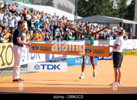 Amane Beriso Shankule, etiope, supera il traguardo per vincere la maratona femminile nell'ottavo giorno dei Campionati mondiali di atletica leggera di Budapest Foto Stock