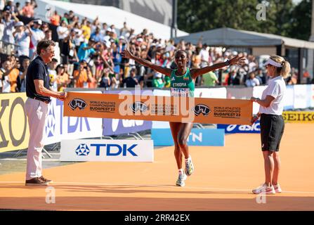 Amane Beriso Shankule, etiope, supera il traguardo per vincere la maratona femminile nell'ottavo giorno dei Campionati mondiali di atletica leggera di Budapest Foto Stock