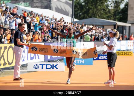 Amane Beriso Shankule, etiope, supera il traguardo per vincere la maratona femminile nell'ottavo giorno dei Campionati mondiali di atletica leggera di Budapest Foto Stock