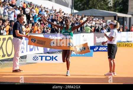 Amane Beriso Shankule, etiope, supera il traguardo per vincere la maratona femminile nell'ottavo giorno dei Campionati mondiali di atletica leggera di Budapest Foto Stock