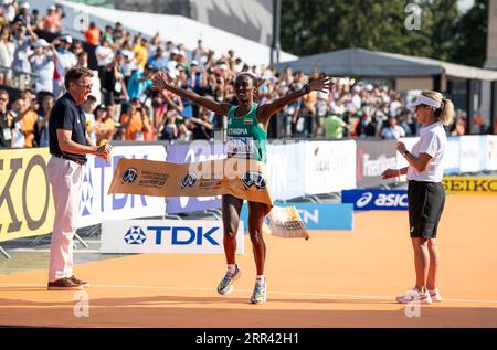 Amane Beriso Shankule, etiope, supera il traguardo per vincere la maratona femminile nell'ottavo giorno dei Campionati mondiali di atletica leggera di Budapest Foto Stock