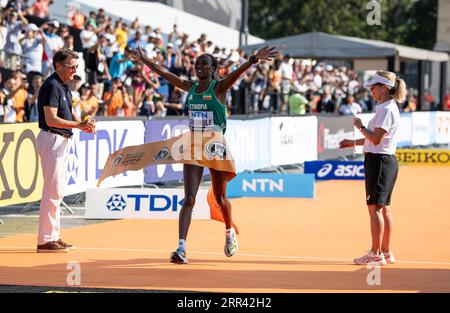 Amane Beriso Shankule, etiope, supera il traguardo per vincere la maratona femminile nell'ottavo giorno dei Campionati mondiali di atletica leggera di Budapest Foto Stock