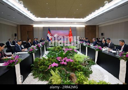 Giacarta, Indonesia. 6 settembre 2023. Il Premier cinese li Qiang incontra il primo ministro cambogiano Hun Manet a margine degli incontri dei leader sulla cooperazione nell'Asia orientale a Giacarta, Indonesia, 6 settembre 2023. Crediti: Zhang Ling/Xinhua/Alamy Live News Foto Stock