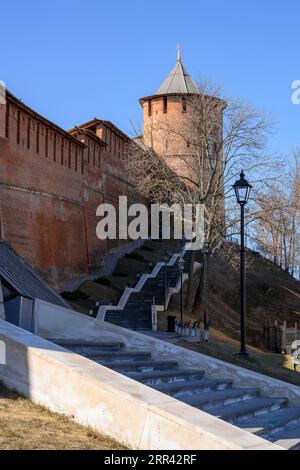 Scale e una lanterna vicino alle mura e alle torri dell'antica fortezza del Cremlino a Nizhny Novgorod Foto Stock