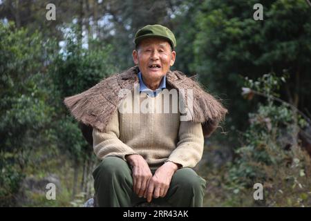 201119 -- XIANGXI, 19 novembre 2020 -- Peng Guofei posa per una foto alla Furong Township a Xiangxi Tujia e nella prefettura autonoma di Miao, nella provincia di Hunan della Cina centrale, 15 novembre 2020. Peng Guofei, 75 anni, è noto online come nonno Fei. È nato e cresciuto nel remoto villaggio di Yangmu situato nelle profondità delle montagne di Wuling. Con l'aiuto di funzionari locali per la lotta alla povertà, gli abitanti del villaggio hanno accesso a Internet negli ultimi anni, poiché l'intero villaggio abbraccia la copertura completa del segnale 4G. All'inizio del 2020, Peng ha seguito corsi Internet nel villaggio per diventare un influencer Internet ed è stato presentato W Foto Stock