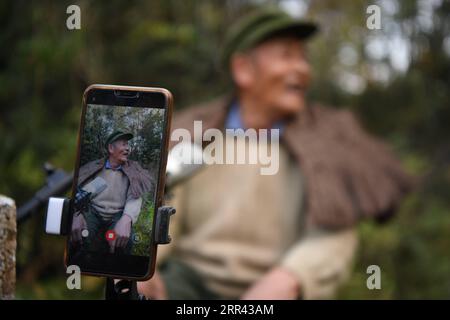 201119 -- XIANGXI, 19 novembre 2020 -- Peng Guofei gira un breve video alla Furong Township a Xiangxi Tujia e nella prefettura autonoma di Miao, nella provincia di Hunan della Cina centrale, 15 novembre 2020. Peng Guofei, 75 anni, è noto online come nonno Fei. È nato e cresciuto nel remoto villaggio di Yangmu situato nelle profondità delle montagne di Wuling. Con l'aiuto di funzionari locali per la lotta alla povertà, gli abitanti del villaggio hanno accesso a Internet negli ultimi anni, poiché l'intero villaggio abbraccia la copertura completa del segnale 4G. All'inizio del 2020, Peng ha seguito corsi Internet nel villaggio per diventare un influencer di Internet ed era presente Foto Stock