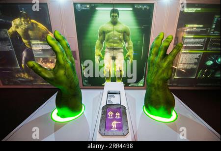 201119 -- TORONTO, 19 novembre 2020 -- il Bio-Lab del Dr. Bruce Banner è visto alla mostra Marvel Avengers S.T.A.T.I.O.N. durante l'anteprima dei media allo Yorkdale Shopping Center di Toronto, Canada, il 19 novembre 2020. Con l'Universo cinematografico Marvel dei supereroi, la mostra sarà aperta al pubblico dal 20 novembre 2020 al 31 gennaio 2021. Foto di /Xinhua CANADA-TORONTO-MARVEL AVENGERS-EXHIBITION ZouxZheng PUBLICATIONxNOTxINxCHN Foto Stock