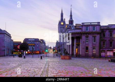 Aberdeen, Regno Unito - 06 ottobre 2022: Vista al tramonto di Castle Street nel centro di Aberdeen, con locali e visitatori. Scozia, Regno Unito Foto Stock