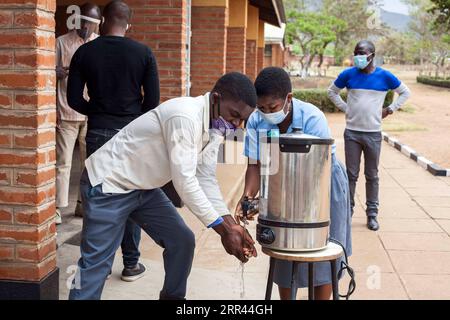 201120 -- NAIROBI, 20 novembre 2020 -- gli studenti si lavano le mani a scuola a Phalombe, Malawi, 13 ottobre 2020. Il numero di casi confermati di COVID-19 nel continente africano ha superato i 2 milioni, ha detto giovedì i centri africani per il controllo e la prevenzione delle malattie Africa CDC. Gli ultimi dati dell'agenzia continentale per il controllo e la prevenzione delle malattie hanno mostrato che in tutto il continente sono stati segnalati 2.013.388 casi, con il bilancio delle vittime legato alla pandemia alle 48.408 di giovedì mattina. Foto di /Xinhua AFRICA-COVID-19 CASES-2 MLN JosephxMizere PUBLICATIONxNOTxINxCHN Foto Stock