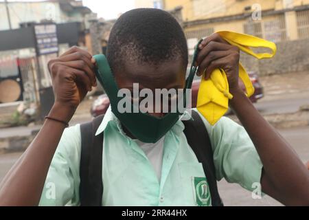 201120 -- NAIROBI, 20 novembre 2020 -- Uno studente regola la sua maschera facciale mentre va a scuola a Lagos, Nigeria, 21 settembre 2020. Il numero di casi confermati di COVID-19 nel continente africano ha superato i 2 milioni, ha detto giovedì i centri africani per il controllo e la prevenzione delle malattie Africa CDC. Gli ultimi dati dell'agenzia continentale per il controllo e la prevenzione delle malattie hanno mostrato che in tutto il continente sono stati segnalati 2.013.388 casi, con il bilancio delle vittime legato alla pandemia alle 48.408 di giovedì mattina. Foto di /Xinhua AFRICA-COVID-19 CASES-2 MLN EmmanuelxOsodi PUBLI Foto Stock