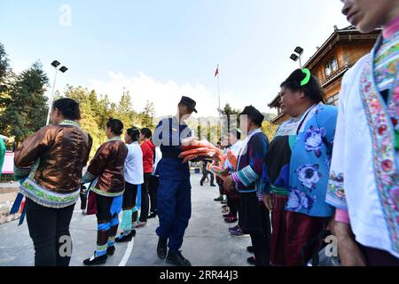 201120 -- RONGSHUI, 20 novembre 2020 -- i pompieri volontari ricevono attrezzature antincendio al villaggio di Wuying, un remoto villaggio abitato dal gruppo etnico Miao al confine tra la regione autonoma del Guangxi Zhuang della Cina meridionale e la provincia di Guizhou della Cina sud-occidentale, il 19 novembre 2020. Poiché le case con lo stile architettonico locale del villaggio sono supportate da strutture boschive, una squadra di pompieri volontari femminili è formata per proteggere il loro villaggio, mentre la maggior parte dei maschi giovani e di mezza età si avventurano come migranti. CHINA-GUANGXI-RONGSHUI-MIAO VILLAGGIO-VOLONTARIO FIREFIGHTERCN HUANGXXIAOBAN Foto Stock