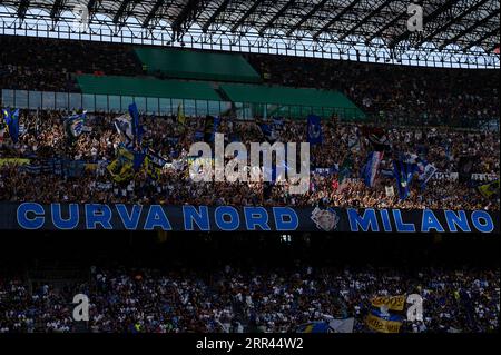 I tifosi dell'FC Internazionale mostrano la loro prima partita di serie A tra l'FC Internazionale e l'ACF Fiorentina. Foto Stock