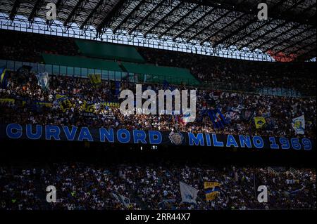 I tifosi dell'FC Internazionale mostrano la loro prima partita di serie A tra l'FC Internazionale e l'ACF Fiorentina. Foto Stock