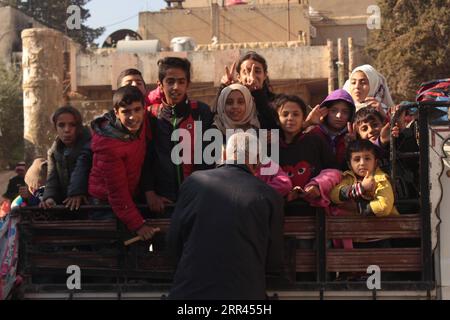 201120 - HASAKAH, 20 novembre 2020 -- i bambini sono visti in un pick-up mentre vanno alla scuola nella provincia di Hasakah, nel nord-est della Siria, il 19 novembre 2020. ANDARE CON la caratteristica: I bambini siriani continuano l'istruzione nonostante Danger Str/Xinhua SYRIA-HASAKAH-SCHOOL-CHILDREN Stringer PUBLICATIONxNOTxINxCHN Foto Stock