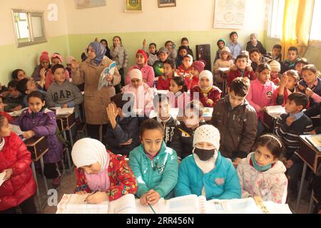 201120 - HASAKAH, 20 novembre 2020 -- i bambini sono visti in un'aula nella provincia di Hasakah, nel nord-est della Siria, il 19 novembre 2020. ANDARE CON la caratteristica: I bambini siriani continuano l'istruzione nonostante Danger Str/Xinhua SYRIA-HASAKAH-SCHOOL-CHILDREN Stringer PUBLICATIONxNOTxINxCHN Foto Stock