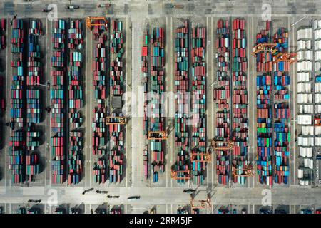 201121 -- PECHINO, 21 novembre 2020 -- foto aerea scattata il 19 novembre 2020 mostra container impilati in un'area legata del porto di Qinzhou nella regione autonoma del Guangxi Zhuang nel sud della Cina. Il porto di Qinzhou ha visto il suo trasporto merci tra gennaio e ottobre salire a 112 milioni di tonnellate, con una crescita del 15,4% su base annua. Nel frattempo, il throughput dei container del porto è aumentato del 33,8% fino a raggiungere 3,114 milioni di TEU unità equivalenti a 20 piedi. XINHUA FOTO DEL GIORNO ZhangxAilin PUBLICATIONxNOTxINxCHN Foto Stock