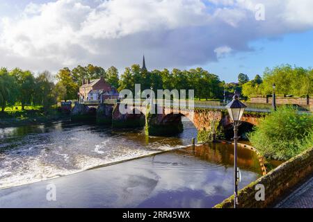 Vista dell'Old Dee Bridge, sul fiume Dee, a Chester, Cheshire, Inghilterra, Regno Unito Foto Stock