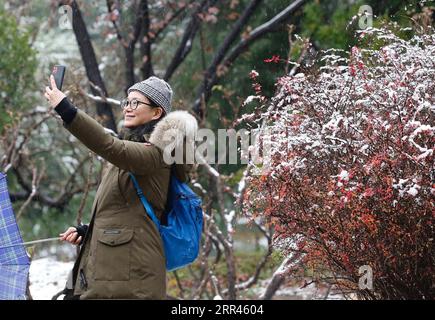 201121 -- PECHINO, 21 novembre 2020 -- Un turista visita il Parco Jingshan a Pechino, capitale della Cina, 21 novembre 2020. Pechino ha assistito a una nevicata sabato. CINA-PECHINO-NEVICATE CN ZhangxYuwei PUBLICATIONxNOTxINxCHN Foto Stock