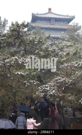 201121 -- PECHINO, 21 novembre 2020 -- i turisti visitano il Parco Jingshan a Pechino, capitale della Cina, 21 novembre 2020. Pechino ha assistito a una nevicata sabato. CINA-PECHINO-NEVICATE CN JinxLiwang PUBLICATIONxNOTxINxCHN Foto Stock