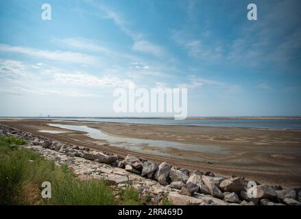 Centrale termica di Zaporizhzhia - la più grande d'Europa con un terribile disastro paesaggio ecologico del bacino idrico di Kakhovka prosciugato nella regione di Zaporizhzhia Foto Stock