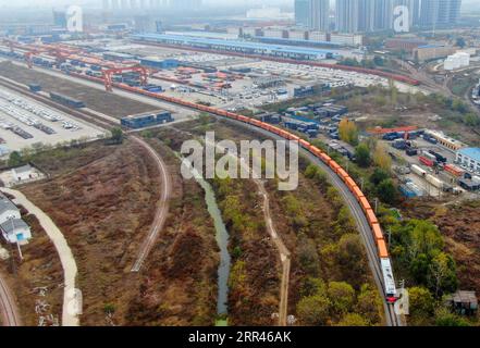 201121 -- ZHENGZHOU, 21 novembre 2020 -- la foto aerea mostra un treno merci Cina-Europa diretto a Helsinki, Finlandia, in partenza dalla stazione Putian di Zhengzhou, provincia di Henan, Cina centrale, 20 novembre 2020. Venerdì mattina è stato lanciato un nuovo treno merci Cina-Europa che collega il centro di trasporto cinese Zhengzhou e Helsinki in Finlandia. Il treno che trasportava 43 contenitori, che conteneva merci tra cui maschere mediche usa e getta, attrezzature mediche e tute da nocciola, partì intorno alle 10:40 del venerdì dalla stazione Putian di Zhengzhou. Il carico totale pesa 461 tonnellate, per un valore di circa 3 milioni di U Foto Stock