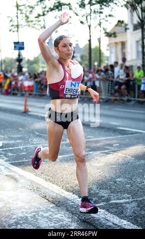 Karen Ehrenreich, Danimarca, partecipa alla maratona femminile il giorno 8 dei Campionati mondiali di atletica leggera di Budapest il 26 agosto 2023. Foto di Foto Stock