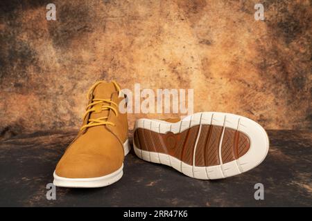 Stivali Timberland Graydon Chukka Basic in pelle di colore giallo. Fotografia scattata il 4 settembre 2023 in Spagna. Foto Stock