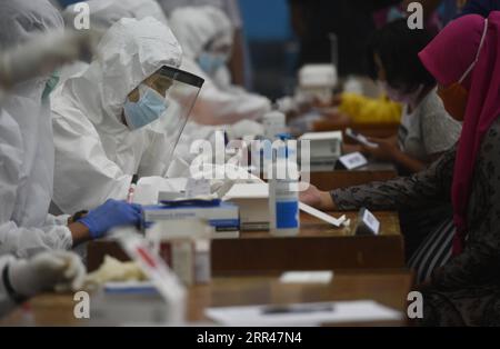 201123 -- GIACARTA, 23 novembre 2020 -- Un operatore sanitario preleva un campione da un residente durante un test COVID-19 a Giacarta, Indonesia, 23 novembre 2020. Il numero di casi confermati di COVID-19 ha superato il marchio 500.000, in Indonesia, la quarta nazione più popolosa del mondo. Lunedì il Ministero della Sanità ha riportato 4.442 nuovi casi confermati di COVID-19, portando il numero nazionale t.o 502.110 con 16.002 morti, tra cui 118 recentemente segnalati dalla pandemia di COVID-19. INDONESIA-GIACARTA-COVID-19-CASI Zulkarnain PUBLICATIONxNOTxINxCHN Foto Stock