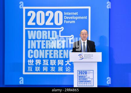 201124 -- TONGXIANG, 24 novembre 2020 -- Guo Kaitian, vice presidente di Tencent, tiene un discorso in un sub-forum della World Internet Conference - Internet Development Forum tenutosi a Wuzhen, nella provincia dello Zhejiang della Cina orientale, 24 novembre 2020. CHINA-ZHEJIANG-WUZHEN-WORLD INTERNET CONFERENCE-SUB-FORUM CN HUANGXZONGZHI PUBLICATIONXNOTXINXCHN Foto Stock