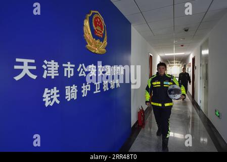 201125 -- TIANJIN, 25 novembre 2020 -- Zhao Canwen, tutto pronto, procede verso la sua moto in una stazione di polizia nel comune di Tianjin della Cina settentrionale, 23 novembre 2020. Zhao Canwen, 29 anni, è vice capo delle guardie motociclistiche sotto l'Ufficio di gestione del traffico municipale di Tianjin. Amico umoristico della maggior parte dei suoi colleghi, Zhao diventa serio in pochissimo tempo una volta che appare al campo di allenamento. Prima di diventare un poliziotto sette anni fa, Zhao ha lavorato per una società investita all'estero dopo la laurea in ingegneria del software. Ha letto un messaggio di reclutamento dal p locale Foto Stock