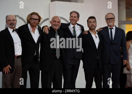 VENEZIA, ITALIA - 3 SETTEMBRE: Peter Mavromates (L), Erik Messerschmidt (2nd L), Alexis Nolent (3rd L), Kirk Baxter (4th L), Ren Klyce (3rd R) e David Fincher (2nd R) assistono ad un Red carpet per il film "The Killer" alla 80th Venice International Film Festival di Venezia, il 3 settembre 2023. (Foto di Luca Carlino/NurPhoto) credito: NurPhoto SRL/Alamy Live News Foto Stock