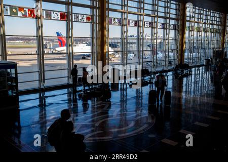 201126 -- PECHINO, 26 novembre 2020 -- i viaggiatori sono visti al Regan National Airport di Arlington, Virginia, Stati Uniti, 24 novembre 2020. Milioni di americani sono in viaggio per la festa del Ringraziamento, ignorando il Consiglio dei centri degli Stati Uniti per il controllo e la prevenzione delle malattie CDC e gli esperti di salute di rimanere a casa. Foto di /Xinhua XINHUA FOTO DEL GIORNO TingxShen PUBLICATIONxNOTxINxCHN Foto Stock