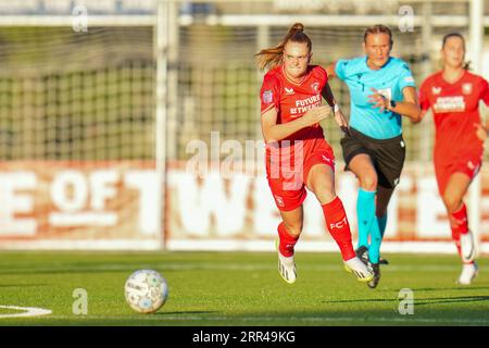 Enschede, Paesi Bassi. 6 settembre 2023. ENSCHEDE, PAESI BASSI - 6 SETTEMBRE: Liz Rijsbergen del FC Twente corre con la palla durante la semifinale della UEFA Women's Champions League LP gruppo 1 tra FC Twente e SK Sturm Graz allo Sportpark Schreurserve il 6 settembre 2023 a Enschede, Paesi Bassi (foto di Rene Nijhuis/Orange Pictures) credito: Orange Pics BV/Alamy Live News Foto Stock