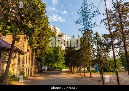 L'ex edificio amministrativo del Ministero della costruzione stradale a Tbilisi è uno degli edifici più importanti del modernismo socialista in Georgia. Dopo la ricostruzione, ora ospita la sede della Bank of Georgia Foto Stock