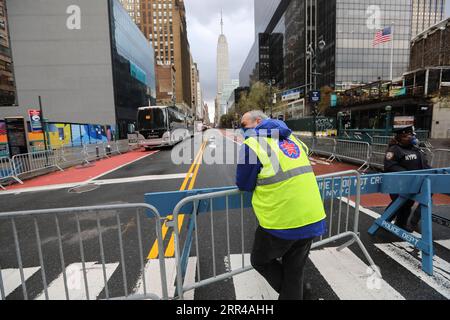 201127 -- PECHINO, 27 novembre 2020 -- la strada è chiusa lontano dalla zona per la Macy's Thanksgiving Day Parade a New York, Stati Uniti, 26 novembre 2020. La parata del giorno del Ringraziamento di Macy quest'anno non è stata aperta al pubblico per la visione in loco ed è stata trasmessa attraverso la televisione agli spettatori a causa della pandemia di COVID-19. Xinhua titoli: La pandemia di COVID-19 infuriata rende il Ringraziamento un'occasione ad alto rischio WangxYing PUBLICATIONxNOTxINxCHN Foto Stock